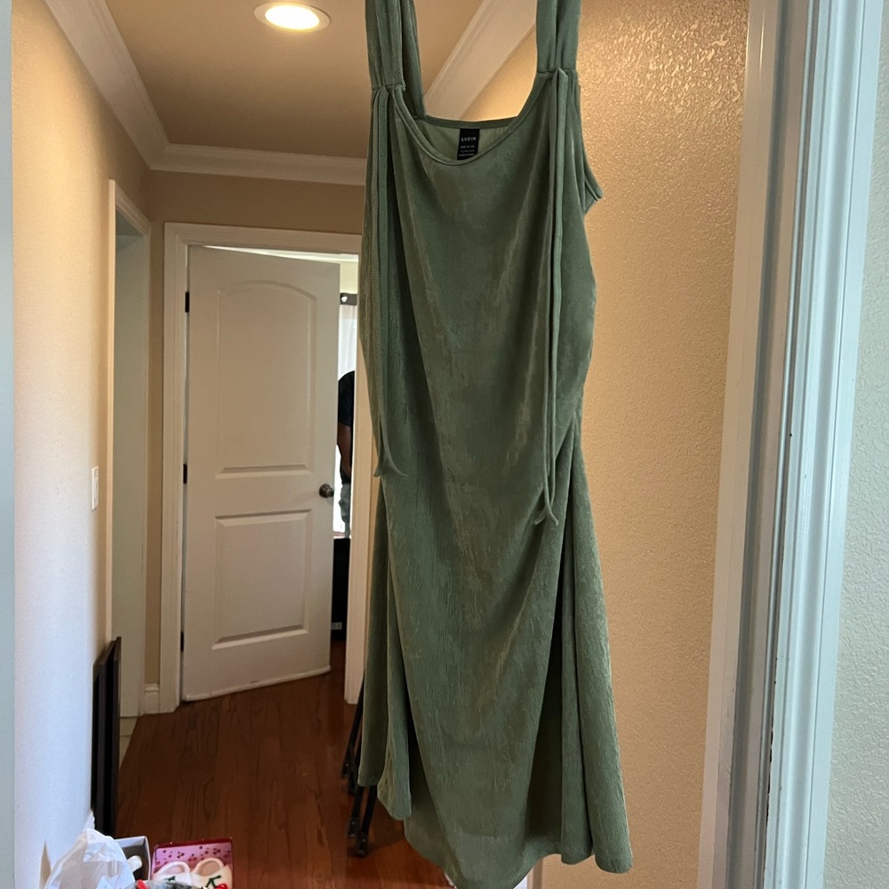 Elegant Green Sleeveless Dress